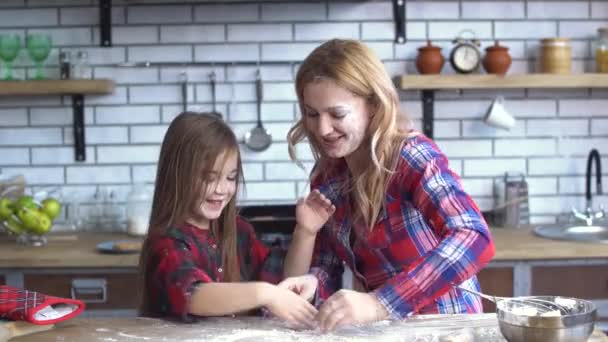 Carefree carino giovane madre e figlia ingannare in cucina. Mamma e bambino si divertono insieme . — Video Stock