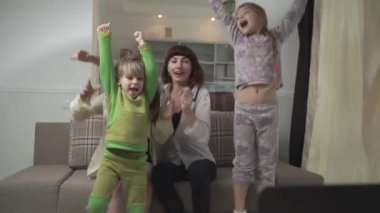 Mutlu bir aile evde futbol takımı için köklenme. Aile atlamak, sevindirici anda gol gol. Mutlu aile tatili.
