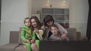 Aile konuk odasında kanepede oturmuş televizyon seyrediyor. Ablası ve küçük kardeşlerine birlikte vakit geçirmek. Aile tatilleri.