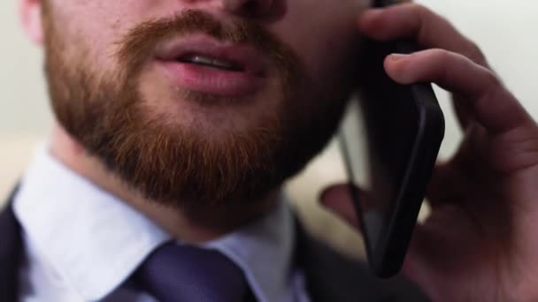 Närbild av ett oidentifierat manliga ansikte talar i en mobiltelefon. — Stockvideo