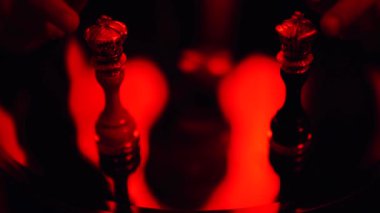 Erkek el bir satranç bırakarak ayakta parlak kırmızı ışık şekil.