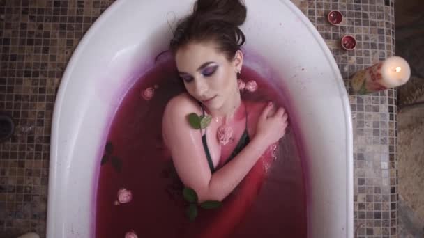 Sensual Mulher Macia Relaxante Tomando Banho Com Rosas Salão Spa — Vídeo de Stock