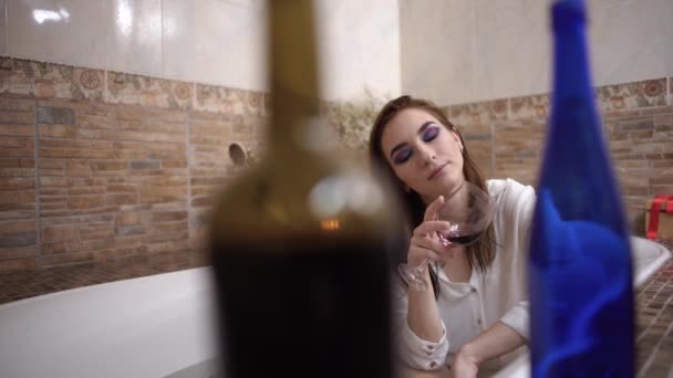 Parlak Makyaj Ile Şarap Kadehi Ile Beyaz Bir Gömlek Banyo — Stok video