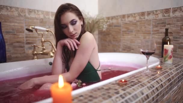 感性的温柔的女人放松洗澡与玫瑰在水疗沙龙 — 图库视频影像