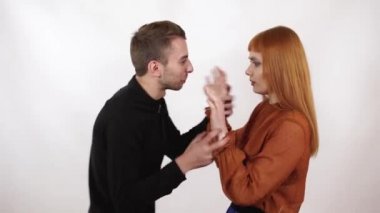 Kızgın agresif adam bağırıyor ve sıkmak womans silah. Erkek deneyin kendini korumak, o çok korkuyor ve üzgün.