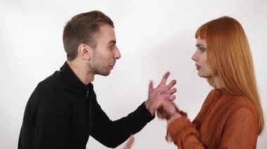 Kızgın agresif adam kadını dövmek istiyorum, diye bağırıyor. Kadın onu şiddeti durdurmak için gösterilen elini kaldırsın