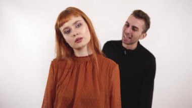 Kızıl saçlı güzel bir kadın bağırıyor saldırgan genç adam. Parmakları ile saymak erkek üç numara