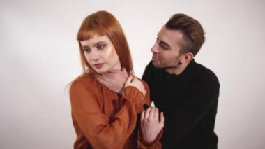 Şiddetli agresif birisi kadının boğazını boğmak ve kız, kadın bağırıyor deneyin kendini korumak için