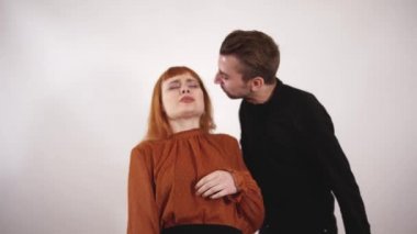 Agresif adam kadının saç, saçlarını aşağı çekerek tuttu, kızlar el sıkma ve bağırıyor, uzun kızıl saçlı kadın kendini korumak deneyin