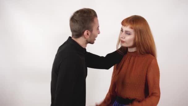 Agresif adam yakaladı kadının saç ve kız, bağır, uzun kızıl saçlı erkek deneyin kendini korumak için — Stok video