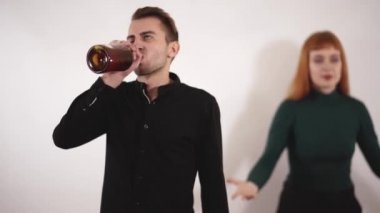 Depresif alkolik kocası iterek ve zil zurna sarhoş durdurmak yalvarıyor iken çaresiz duygu duygusal sevecen sevgi dolu eşi.