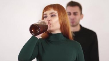 Şişe ve kız kadın Alkolizm tedavi etmek zordur çünkü durdurmak için yalvarıyor adam alkol genç güzel kadın