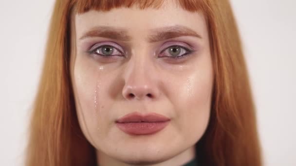 Mérges sírás fiatal gyönyörű nő, hosszú vörös haja portréja. — Stock videók
