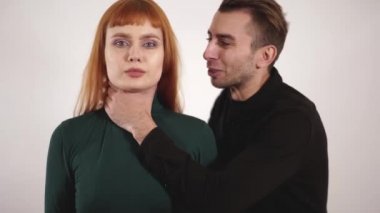 Adam kadının boynunda boğma ile onun şiddet göstermek ve sonra kızlar seks baş omzunda, Erkek sarılmak ve saçlarını okşayın. Kız göster: el işareti 