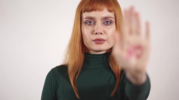 Porträt einer strengen jungen Frau mit schriftlichem Schild an der Hand nein — Stockvideo