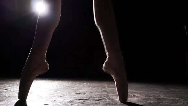 Hermosa pierna en zapatos puntiagudos sobre fondo negro. Práctica de ballet. Movimiento lento . — Vídeo de stock