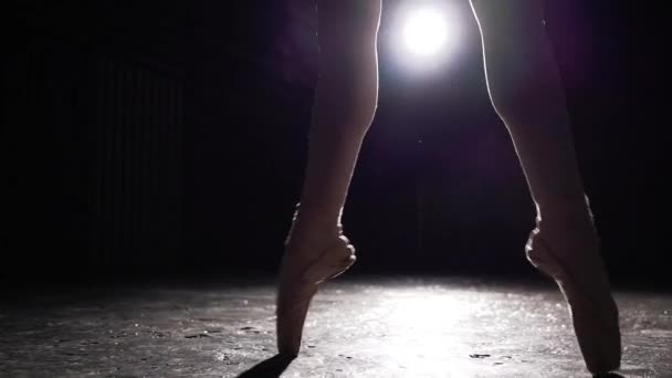 Elegante pierna femenina en zapatos puntiagudos sobre fondo negro. Práctica de ballet. Hermosas piernas finas y elegantes de bailarina de ballet. Movimiento lento . — Vídeos de Stock