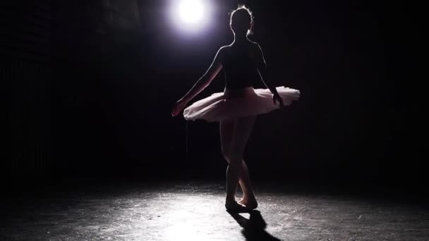 Bela jovem bailarina graciosa em sapatos pontiagudos no fundo do chão de concreto preto. Treino de ballet. Movimento lento . — Vídeo de Stock
