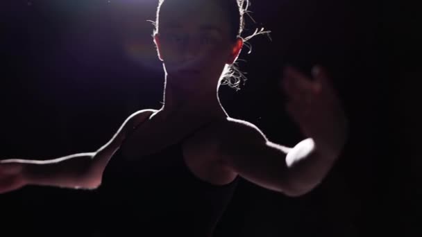 Retrato elegante bailarina sobre fondo negro en el estudio. Bailarina de ballet con tutú y zapatos puntiagudos. Movimiento lento . — Vídeo de stock