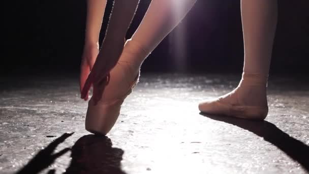 Hermosas piernas de joven bailarina en zapatos puntiagudos. Práctica de ballet. Hermosas piernas finas y elegantes de bailarina de ballet . — Vídeos de Stock