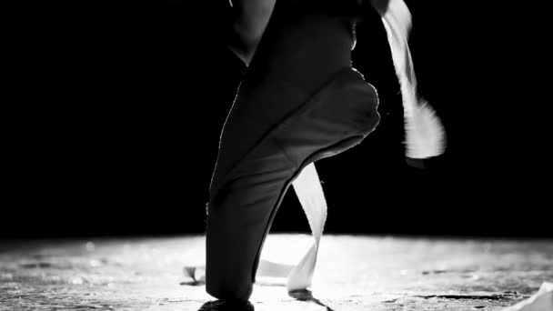 特写镜头的女性手绑在腿上的尖鞋孤立在聚光灯下的黑色背景 — 图库视频影像