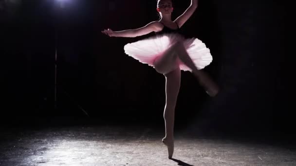 Молодая Красивая Балерина Энергично Танцует Грациозно Пуантах Своих Балетных Туфель — стоковое видео