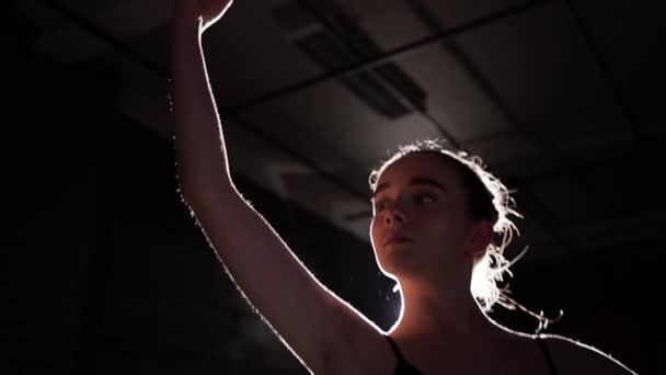 トウシューズは闇の中の美しい若いバレリーナ。具体的な格納庫のバレエ練習。バレエ ダンサーの美しいスリム図 — ストック動画