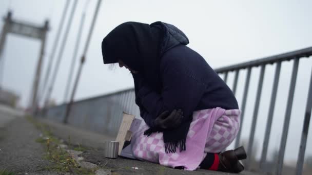 Wanita dewasa mengemis di jalan. Gelandangan pengemis meminta bantuan . — Stok Video