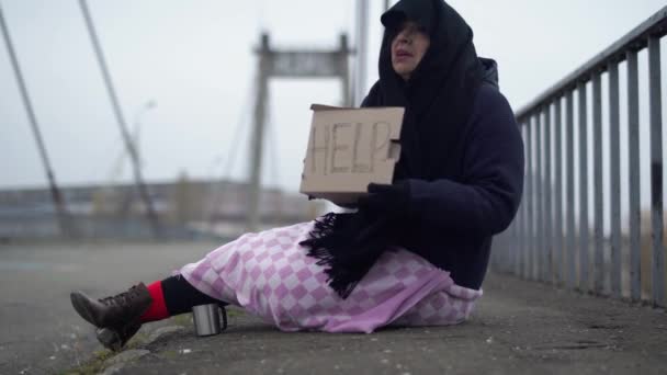 alte Frau, die auf der Straße bettelt. obdachloser Bettler bittet um Hilfe. Ausgestoßene Frau.