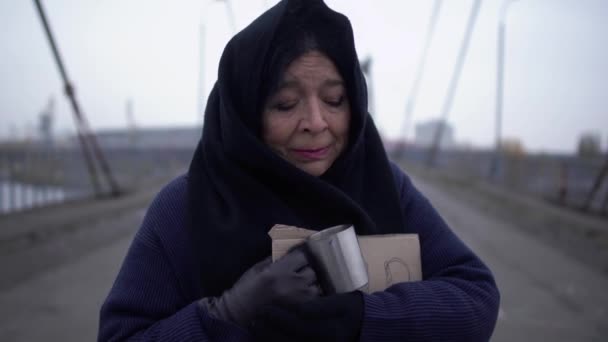 Retrato Idosos Triste Sem Teto Mulher Ficar Ponte Tempo Cinza — Vídeo de Stock