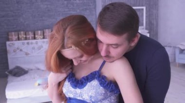 Hamile kadın ve kocası birbirinize yakın durun. Adam karısını göbek elinde tutar.