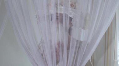 Açık ve kapalı dolapları ve gülümsemek iskambil mutlu genç kadın