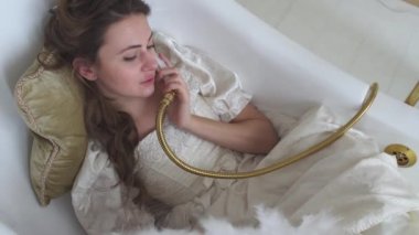 Topu cüppe eğlenceli genç kadın banyoda duş umut bu telefon, gibi gösteren kullanarak üzerinde konuşmayı bırakır