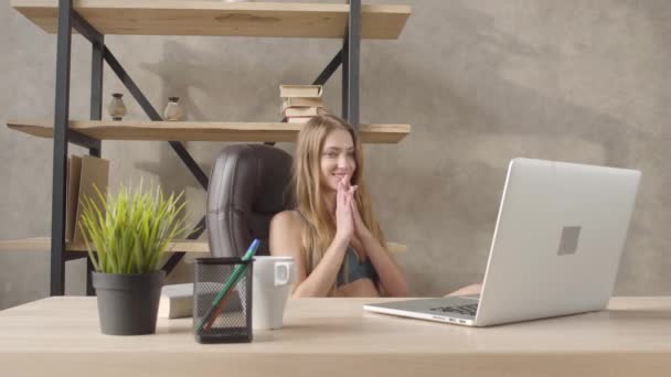 Fröhlich lächelndes Mädchen in Dessous, das sich im Ledersessel am Tisch dreht. hübsche Dame hat gute Nachrichten. — Stockvideo