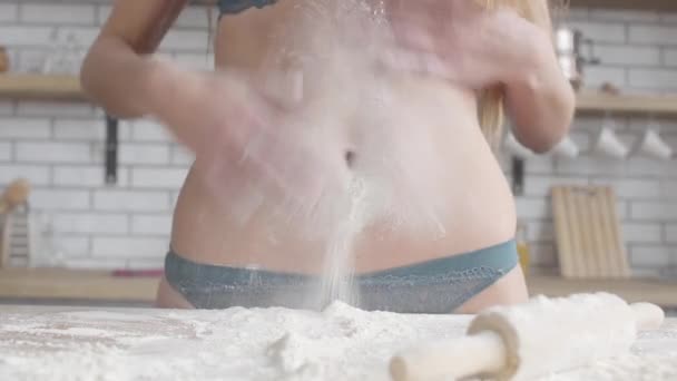 La donna in lingerie scuote la farina dalla pancia nuda da vicino. Irriconoscibile ragazza cucina a casa . — Video Stock