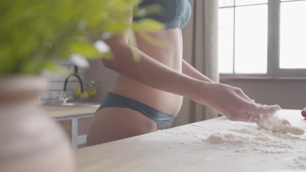 Kobiety w bieliźnie biorąc mąki na stole rozmazuje mąki na dupie. z bliska. Dziewczyna nie do poznania, gotowanie w domu. — Wideo stockowe