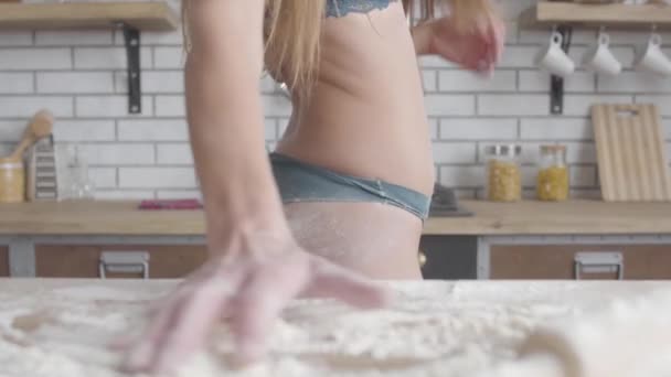 Jeune femme en lingerie applaudissant son cul avec sa main dans la farine gros plan. fille méconnaissable cuisine à la maison . — Video