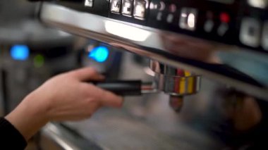El ile kahve sahibi Profesyonel kahve makinesi kahve ya da espresso yapmaya hazır takılır. Yakın çekim.