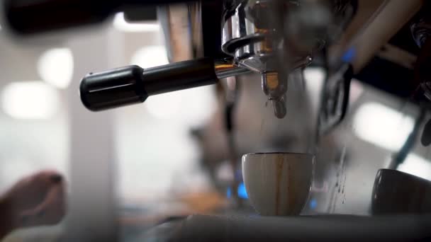 Ragazza non spremere il supporto nella macchina del caffè e tutto era setolando e ha iniziato a torcere. Da vicino. — Video Stock