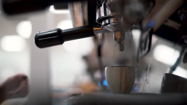 Flicka pressa inte innehavaren i kaffemaskinen och allt var bristling av och började vrida. Närbild — Stockvideo