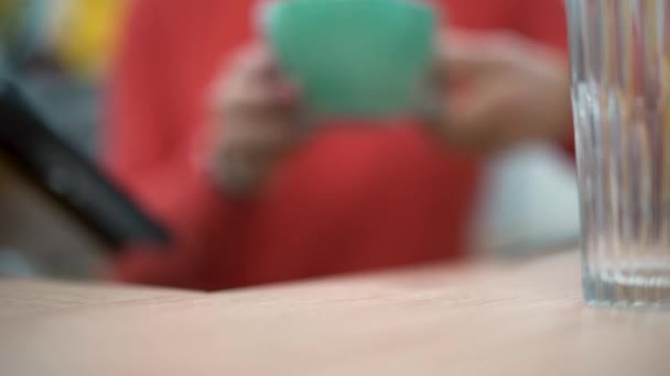 Hands of office worker puts blue cup on the table close up — Stock Video