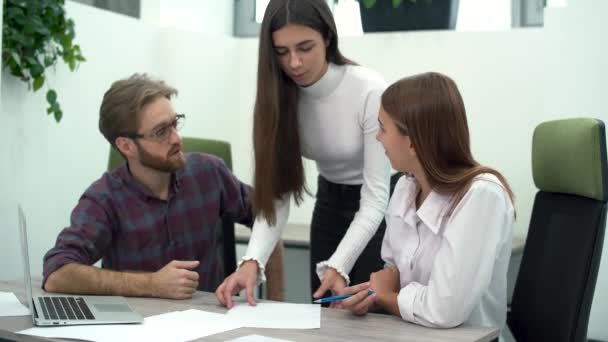 Depois de receber respostas a uma pergunta colegas mulher ir em frente e trabalhar em enquanto dois outros continuam a discutir plano — Vídeo de Stock