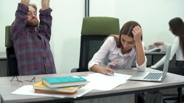 Trabalhadores de escritório cansados discutem vendas e desenvolvem planos para o futuro. Reunião da equipe de negócios criativa no local de trabalho . — Vídeo de Stock