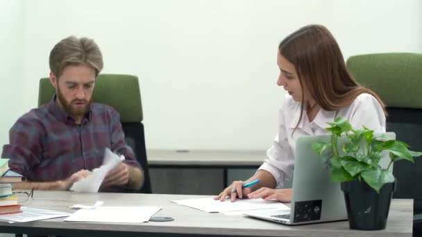 Lid van het team is zenuwachtig en zweert vanwege het voorstel voor het project van het bedrijf terwijl andere medewerker wilt explain-plan — Stockvideo