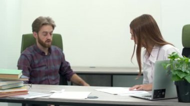 Erkek ve kadın ofiste bir yakın çekim bir derdim yok. Arkadaşları gergin ve sinirli vardır. Kadın barış kağıt parçalamadan, onları adama atar ve yoluna gider, onun ortağı kağıt crumples ve de atar