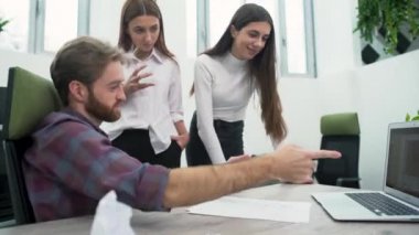 Sakallı adam gösterileri ilginç video ofiste iki kız için yakın çekim