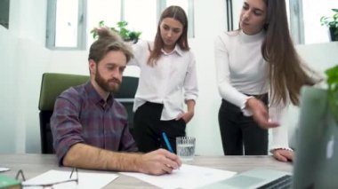 Adam iki Bayan Office ile şaka yapıyor. Kadınlar utangaç ve gülümse. Çalışma süreci