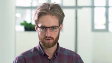 Üzüntü ve öfke ile kamera bakacak sakallı adam portresi yakın çekim
