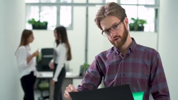 Controles van de bebaarde manager informatie inzake de status van zijn llaptop in de hal close-up — Stockvideo