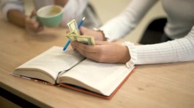 Kadın maaş için dolar saydım ve rahat rahat bir ortam bir çalışan için verdi. Yakın çekim